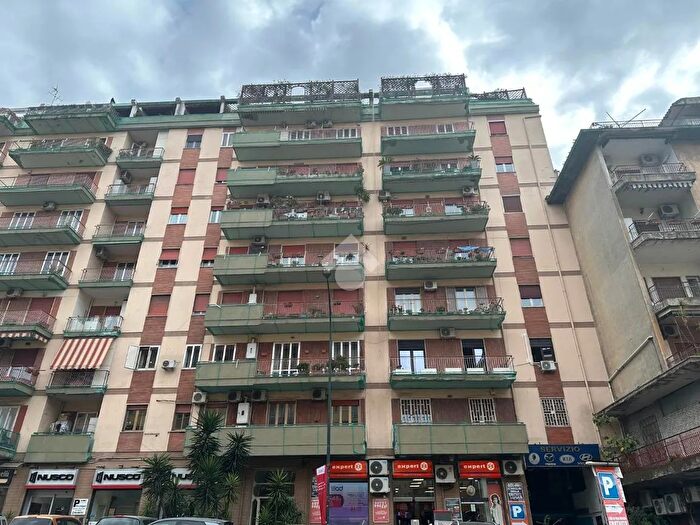 Appartamento con 5 locali in vendita in Via Giulio Cesare, Napoli