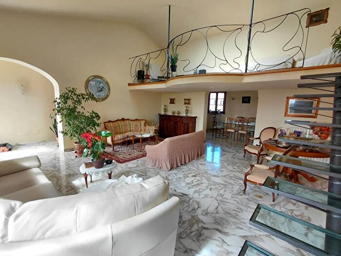 Casa con 8 locali in vendita in Via Putignano, Pisa