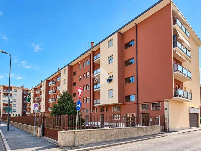Appartamento trilocale in vendita in Via Maria Melato, Milano