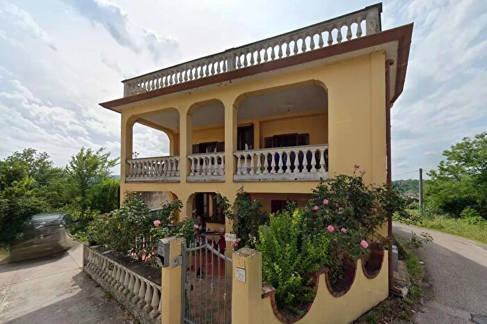 Casa con 8 locali in vendita in Via San Martino, Torrice