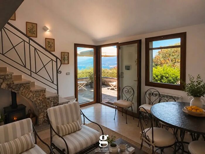 Casa con 6 locali in vendita in Loc Tempa delle Rose SNC, Ascea