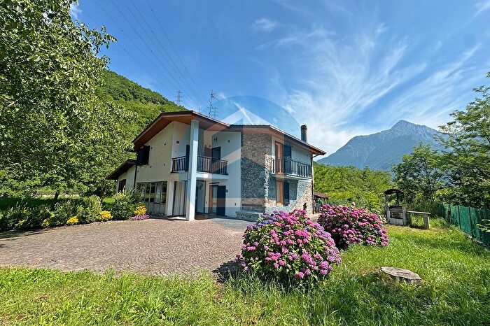 Casa con 8 locali in vendita in Via Miravalle Sonico, Sonico