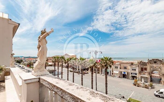 Appartamento con 6 locali in vendita in Viareggio