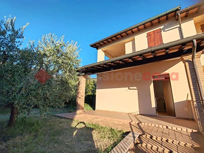 Casa quadrilocale in vendita in Piazza Ranieri di Campello, Campello Sul Clitunno