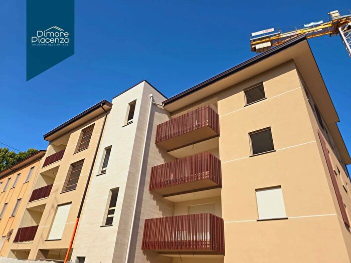 Appartamento con 5 locali in vendita in Viale Pubblico Passeggio, Piacenza