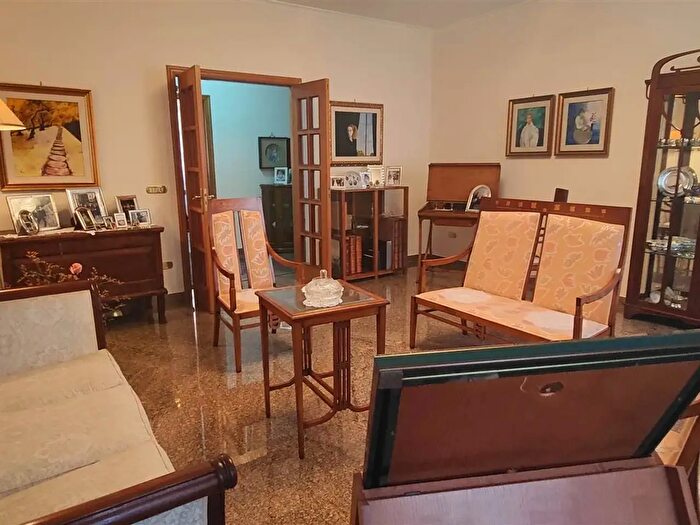 Casa con 12 locali in vendita in Via Capoderose, Cosenza