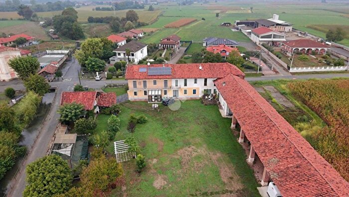 Casa con 5 locali in vendita in Via Bassi, Lusiglie