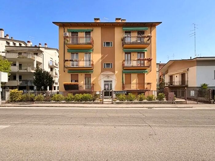 Appartamento quadrilocale in vendita in Via Bernini Buri, Verona