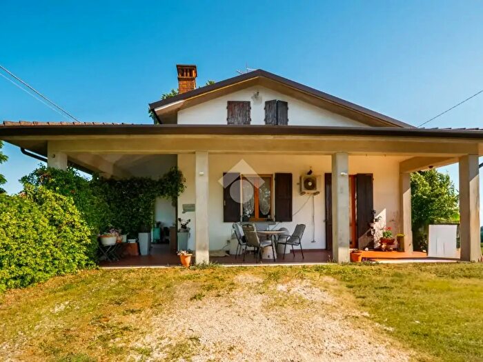 Casa con 5 locali in vendita in Via per San Rocco, Cadelbosco Di Sopra
