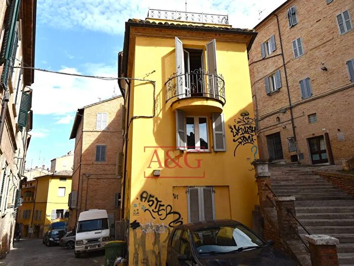 Appartamento trilocale in vendita in Piaggia Pompeo E Pietro Paolo Floriani, Macerata