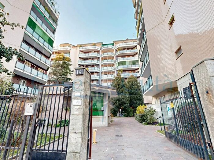 Appartamento trilocale in vendita in Via Morgantini, Milano