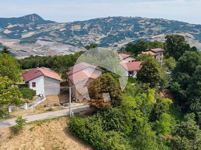 Casa quadrilocale in vendita in Montecroce Basso, Toano