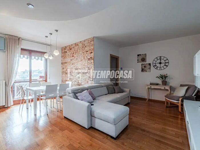 Appartamento trilocale in vendita in Via Francesco Petrarca, Trezzano Sul Naviglio