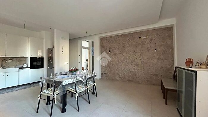 Appartamento trilocale in vendita in Via aC De Meis, Napoli