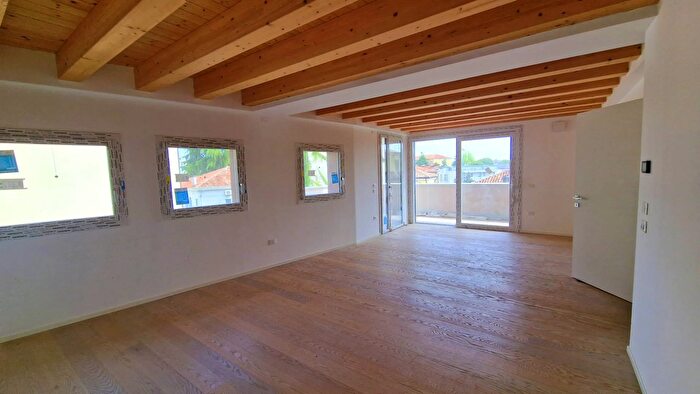 Appartamento quadrilocale in vendita in Treviso Via Amalfi, Treviso