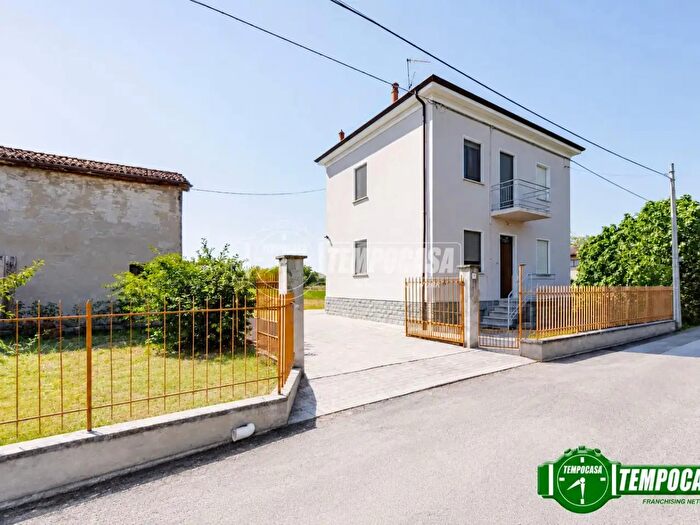 Casa quadrilocale in vendita in Strada Gobbo, Voghera