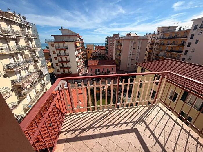 Appartamento trilocale in affitto in Via Roma, Ventimiglia