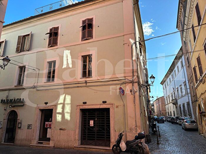 Appartamento con 6 locali in vendita in Corso Bruno Buozzi, Civita Castellana