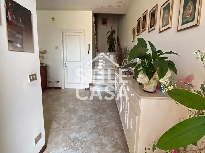 Casa con 8 locali in vendita in Santa Croce Sull'Arno