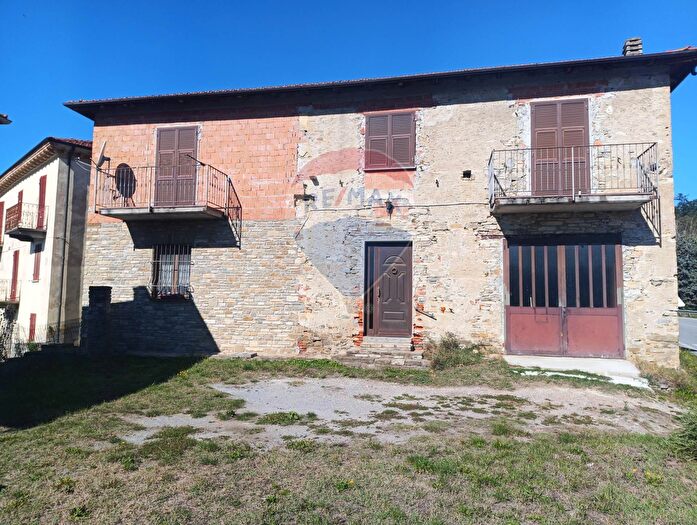 Casa con 5 locali in vendita in Via V Veneto a, Camerana