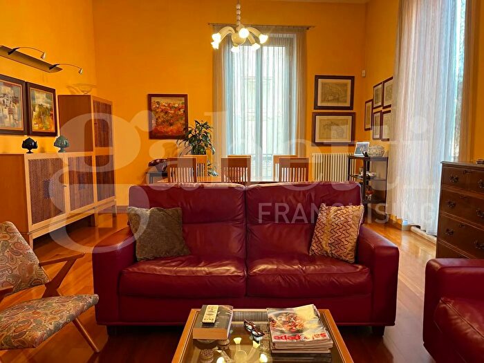 Appartamento con 10 locali in vendita in Via Bari, Brindisi