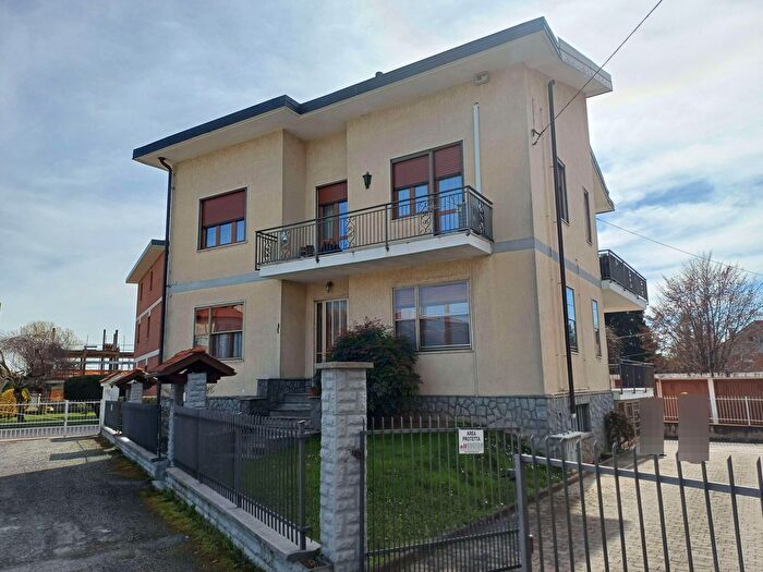 Casa con 8 locali in vendita in Via della Chiesa, Cirie