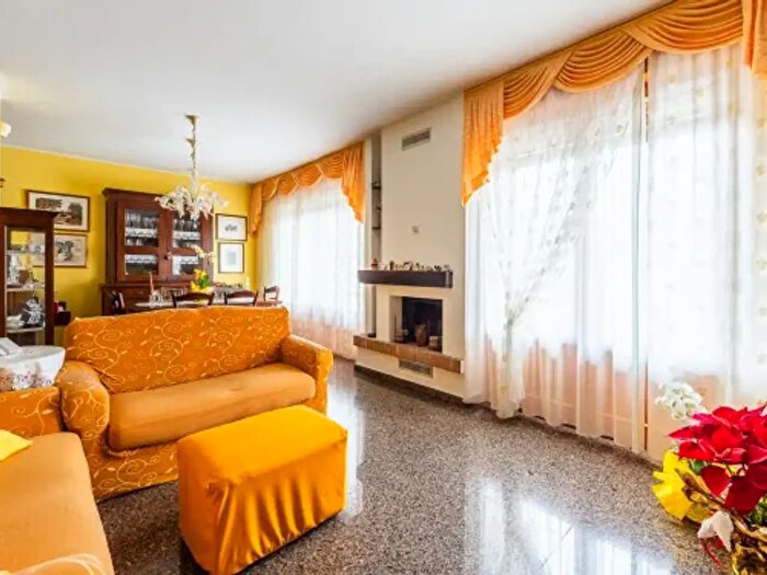 Casa con 6 locali in vendita in Vignola