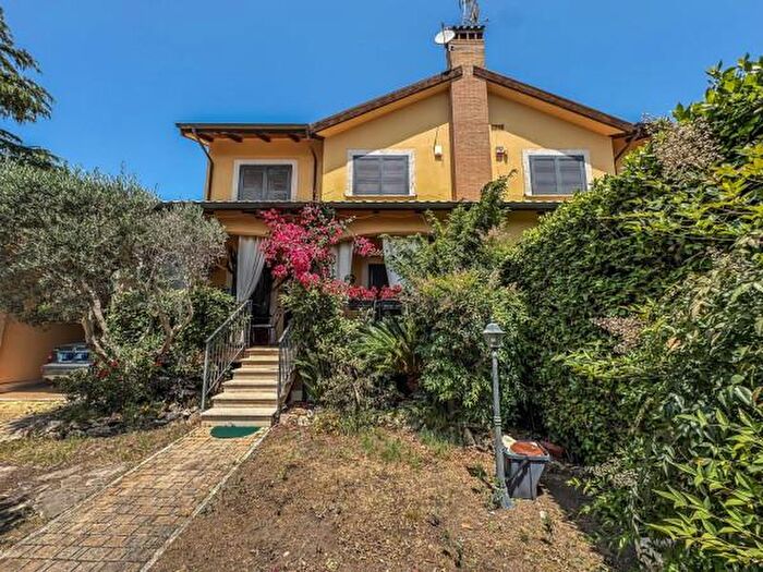 Casa con 6 locali in vendita in Via Lavarone, Roma