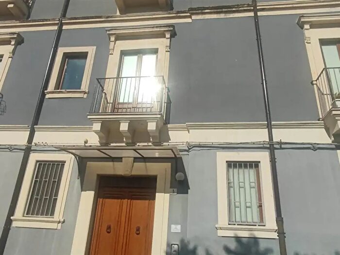 Appartamento trilocale in affitto in Via Purità, Catania