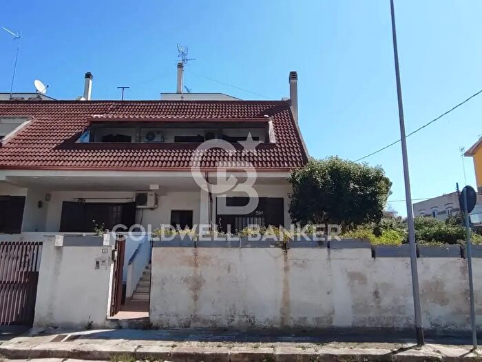 Casa con 6 locali in vendita in Via Farinata degli Uberti, Brindisi