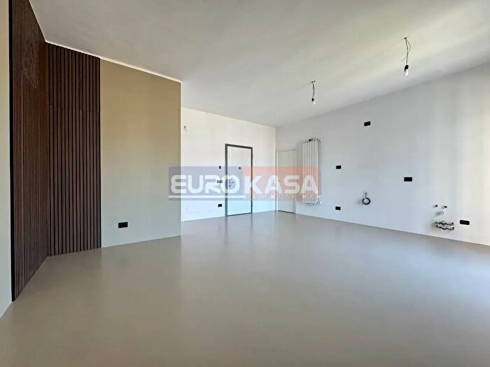 Appartamento trilocale in vendita in Via Martiri di Cefalonia, Bergamo