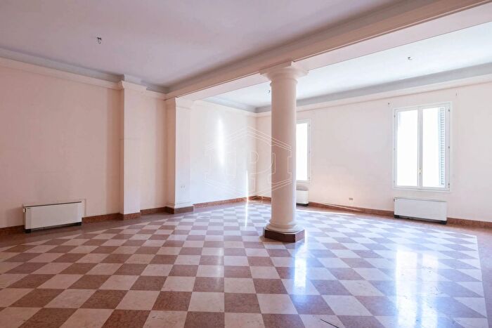 Appartamento trilocale in vendita in Strada Maggiore, Bologna