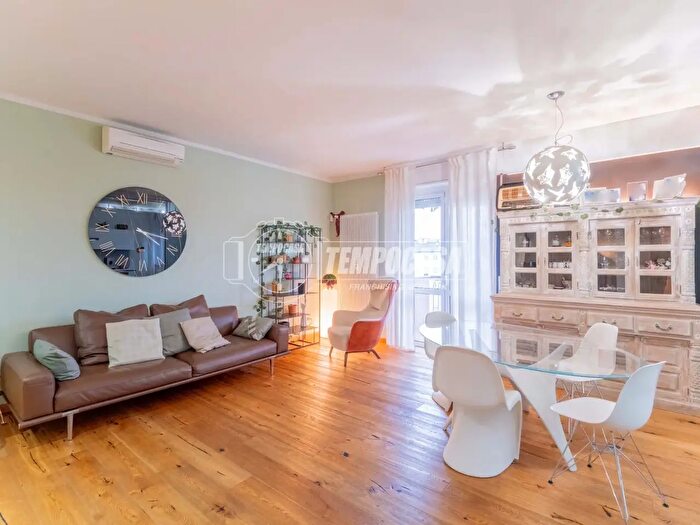 Appartamento con 5 locali in vendita in Via Lucca, Milano