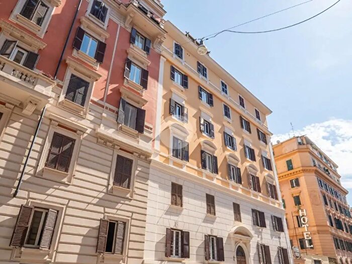 Appartamento con 5 locali in vendita in Via Angelo Poliziano, Roma