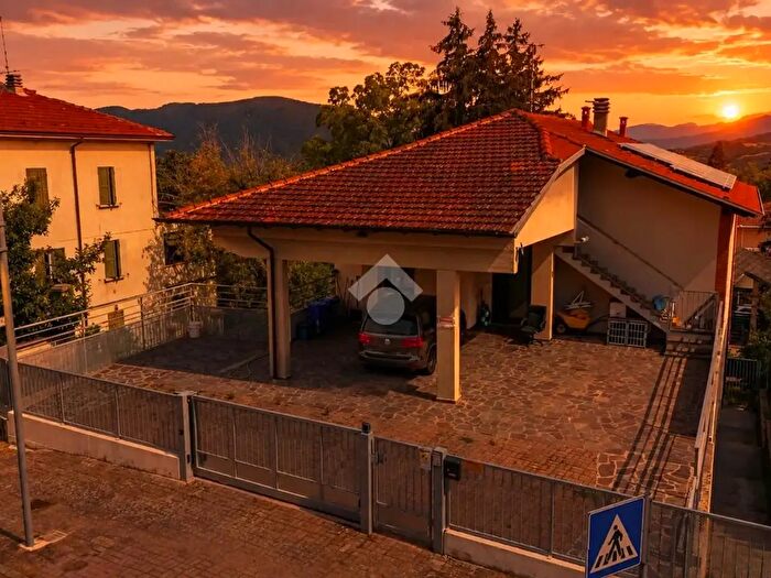 Casa quadrilocale in vendita in Via Europa, Tizzano Val Parma