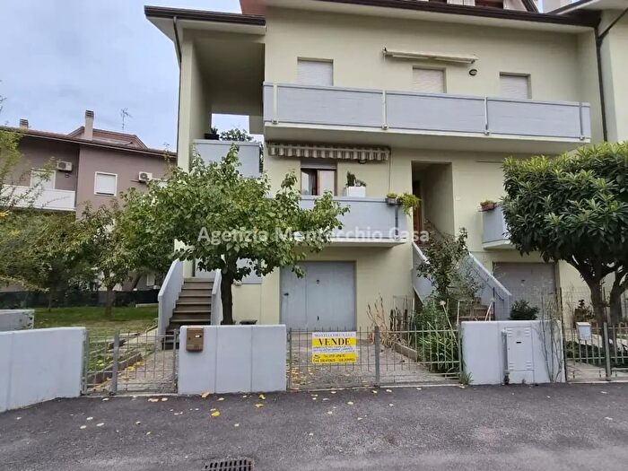 Appartamento con 7 locali in vendita in Via C Cattaneo, Vallefoglia