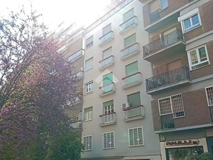 Appartamento trilocale in vendita in Via Pandosia, Roma