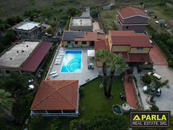 Casa con 10 locali in vendita in Augusta