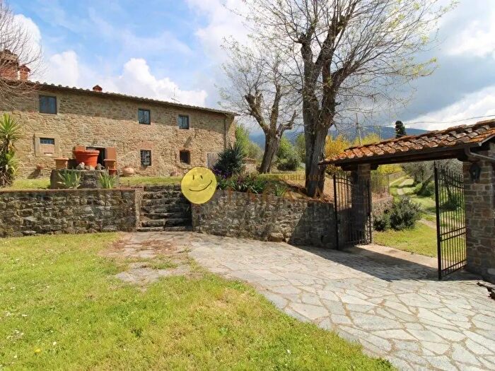 Casa con 13 locali in vendita in Reggello