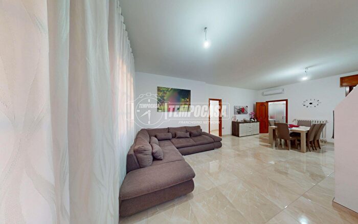 Appartamento con 6 locali in vendita in Via P De Lorentiis, Scorrano