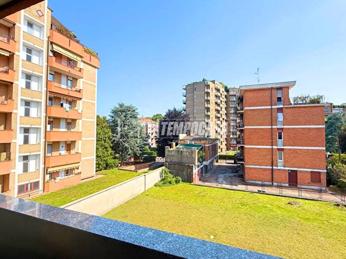 Appartamento quadrilocale in affitto in Via xxiv maggio, Vedano al Lambro