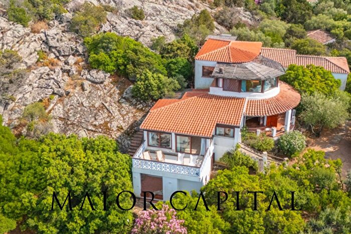 Casa con 12 locali in vendita in Via Monte Ladu Snc, Olbia