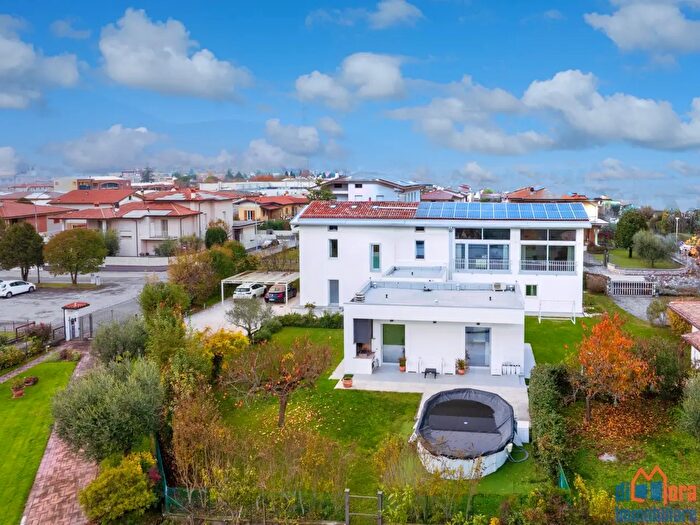 Casa con 8 locali in vendita in Via Schiave, Gavardo