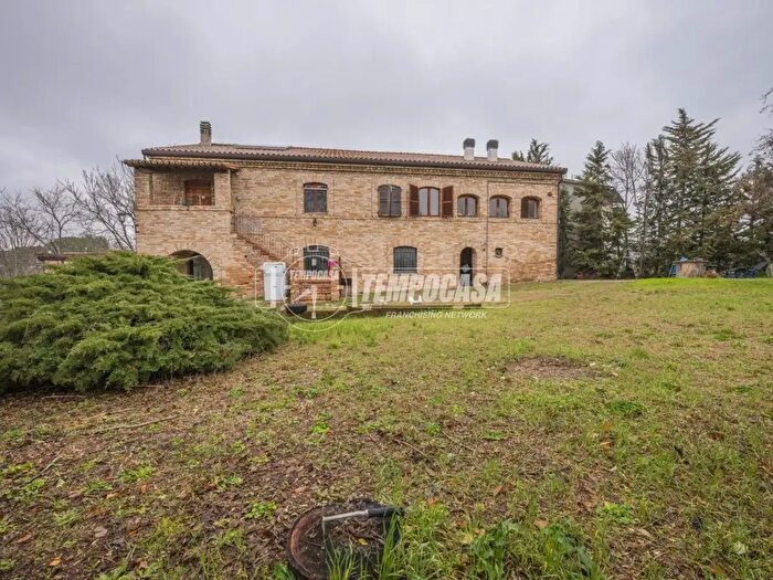 Casa con 8 locali in vendita in Corridonia