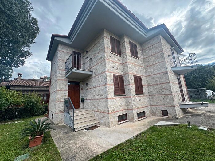 Casa con 7 locali in vendita in Villa Indipendente in Via Pietro Montesi, Terni
