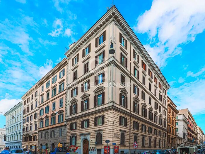 Appartamento quadrilocale in vendita in Via Milano, Roma