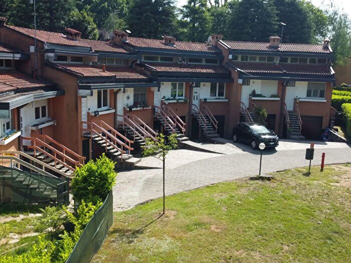 Casa trilocale in vendita in Via Fratelli Kennedy, Venegono Superiore