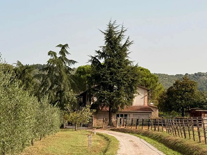 Casa con 6 locali in vendita in Magione