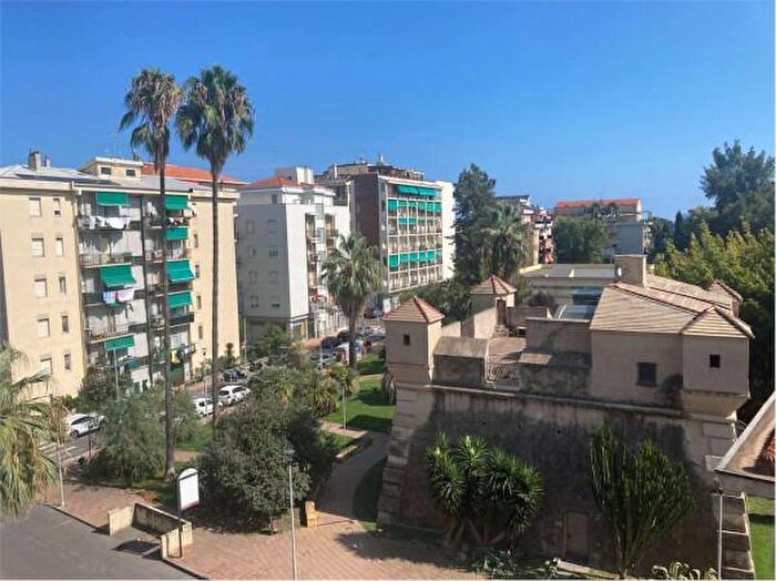 Appartamento con 6 locali in vendita in Via al Fortino, Albenga