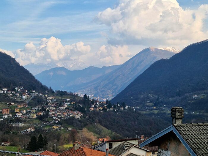 Casa con 6 locali in vendita in Via Rivolta Grazioso, Cerano DIntelvi